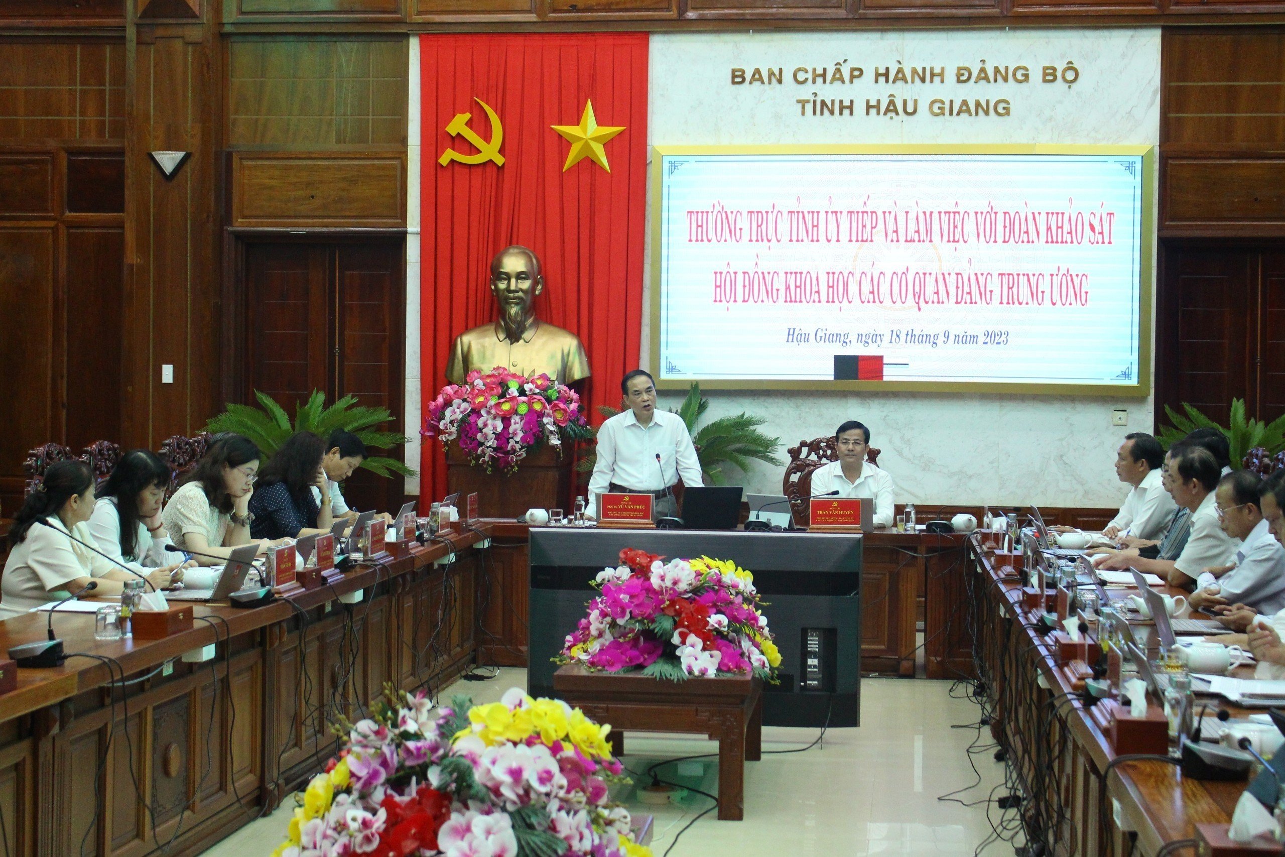 Đoàn khảo sát Hội đồng Khoa học các cơ quan Đảng Trung ương làm việc tại tỉnh Hậu Giang.